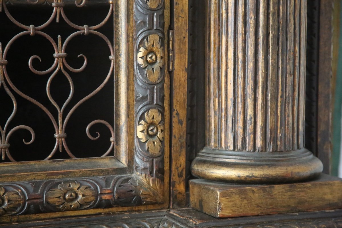 Grande armoire grillagée, richement sculptée et dorée, style baroque, Italie XXes-photo-4