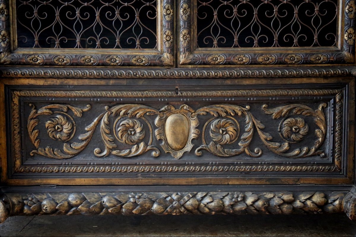 Grande armoire grillagée, richement sculptée et dorée, style baroque, Italie XXes-photo-6