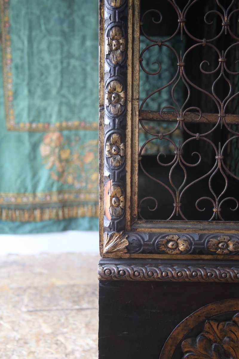 Grande armoire grillagée, richement sculptée et dorée, style baroque, Italie XXes-photo-7