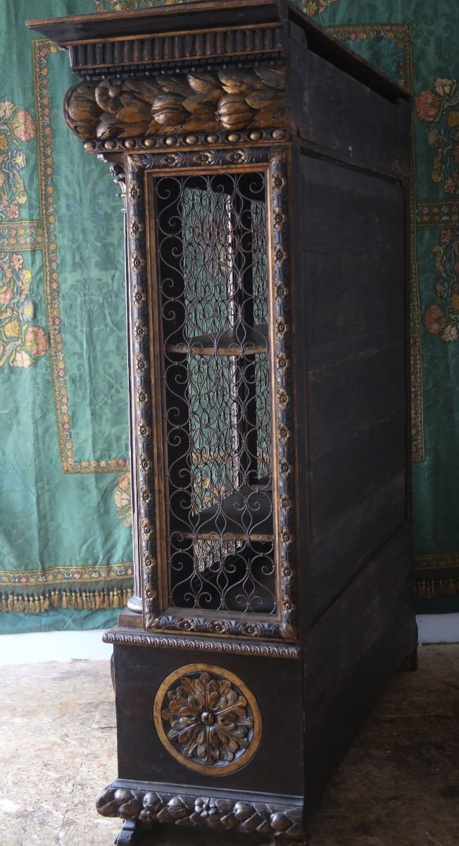 Grande armoire grillagée, richement sculptée et dorée, style baroque, Italie XXes-photo-8