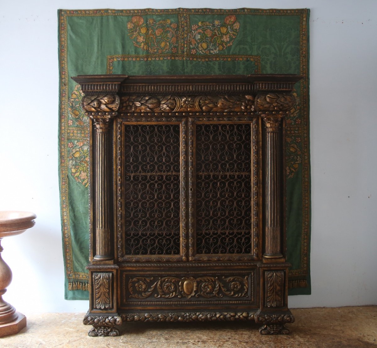 Grande armoire grillagée, richement sculptée et dorée, style baroque, Italie XXes