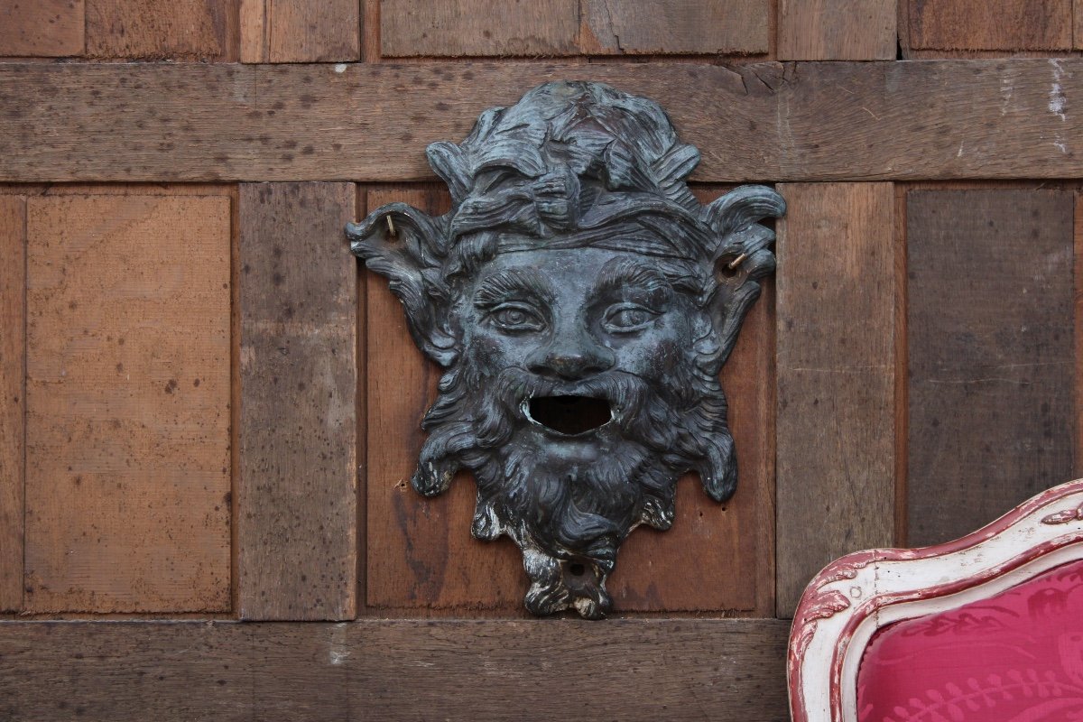 Bouche de fontaine en bronze, mascaron de faune de style XVIIIème siècle