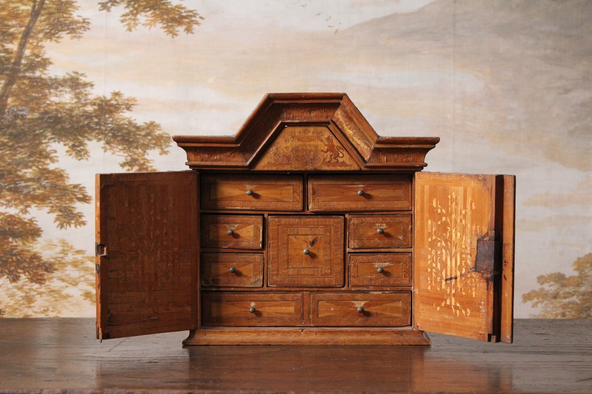 Cabinet en marqueterie de paille, travail du XVIIIème siècle. 