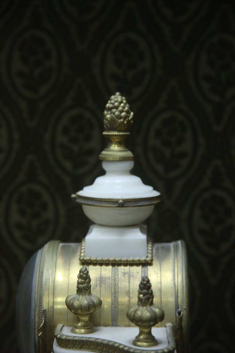 Pendule de forme portique en marbre blanc et bronze doré .-photo-2