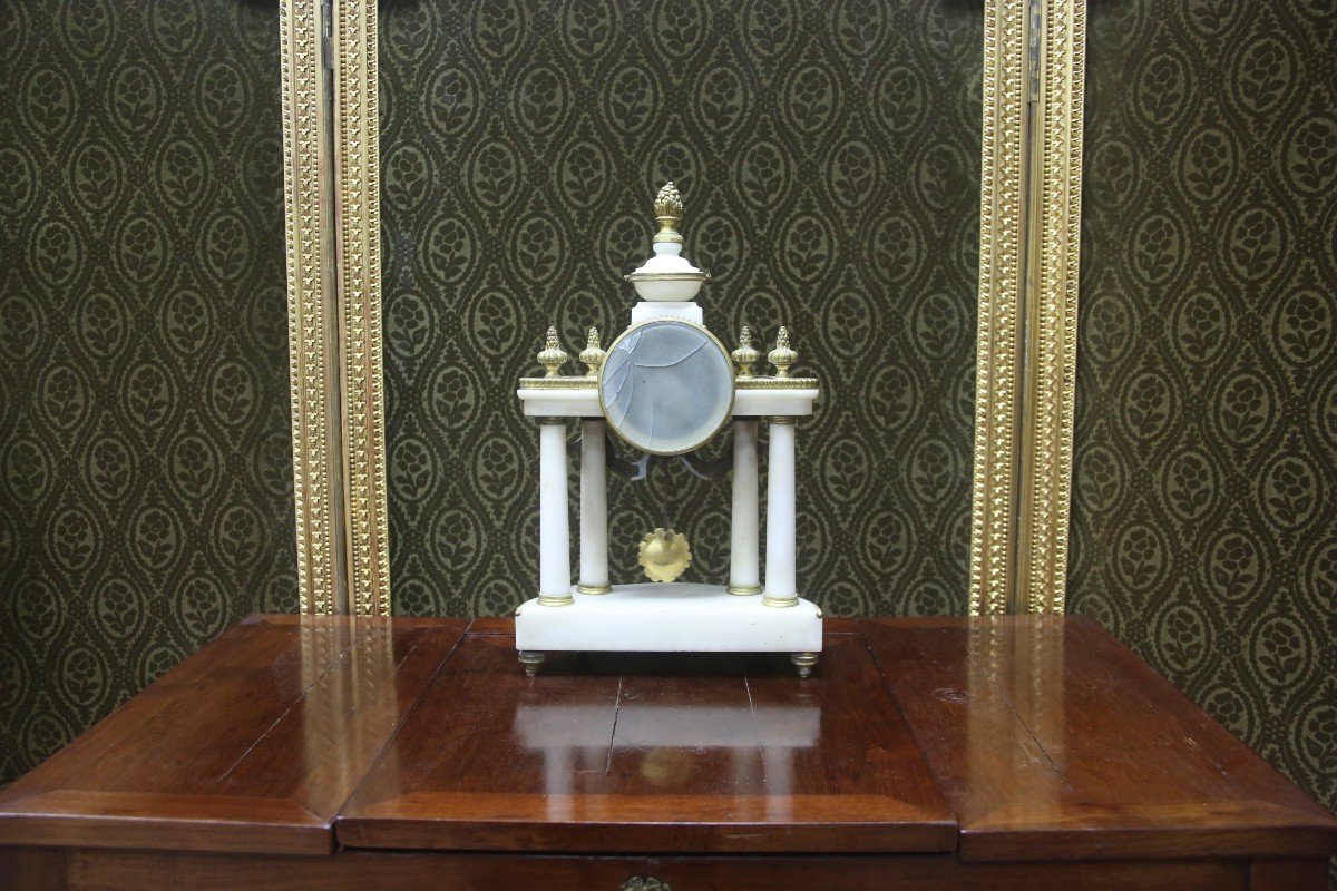 Pendule de forme portique en marbre blanc et bronze doré .-photo-4
