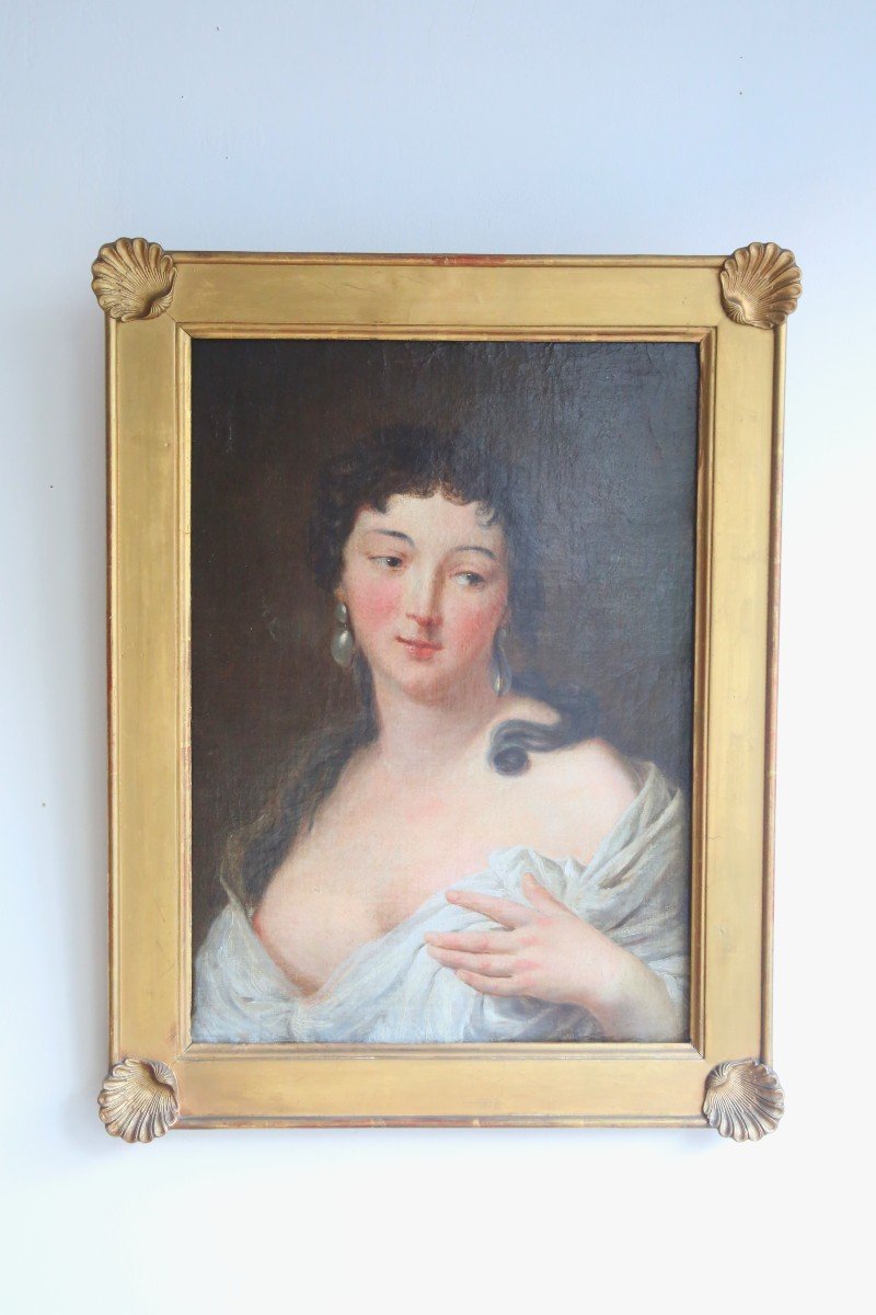 Ecole française du début du XIXeme Siècle, Femme drapée la main sur la poitrine.