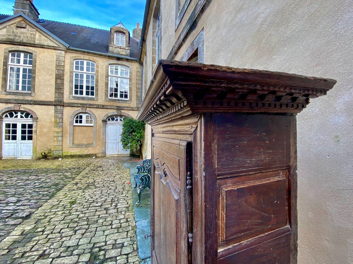 Country Bonnetière In Solid Oak / Manchoise Production Louis XIV Period. Seventeenth Century