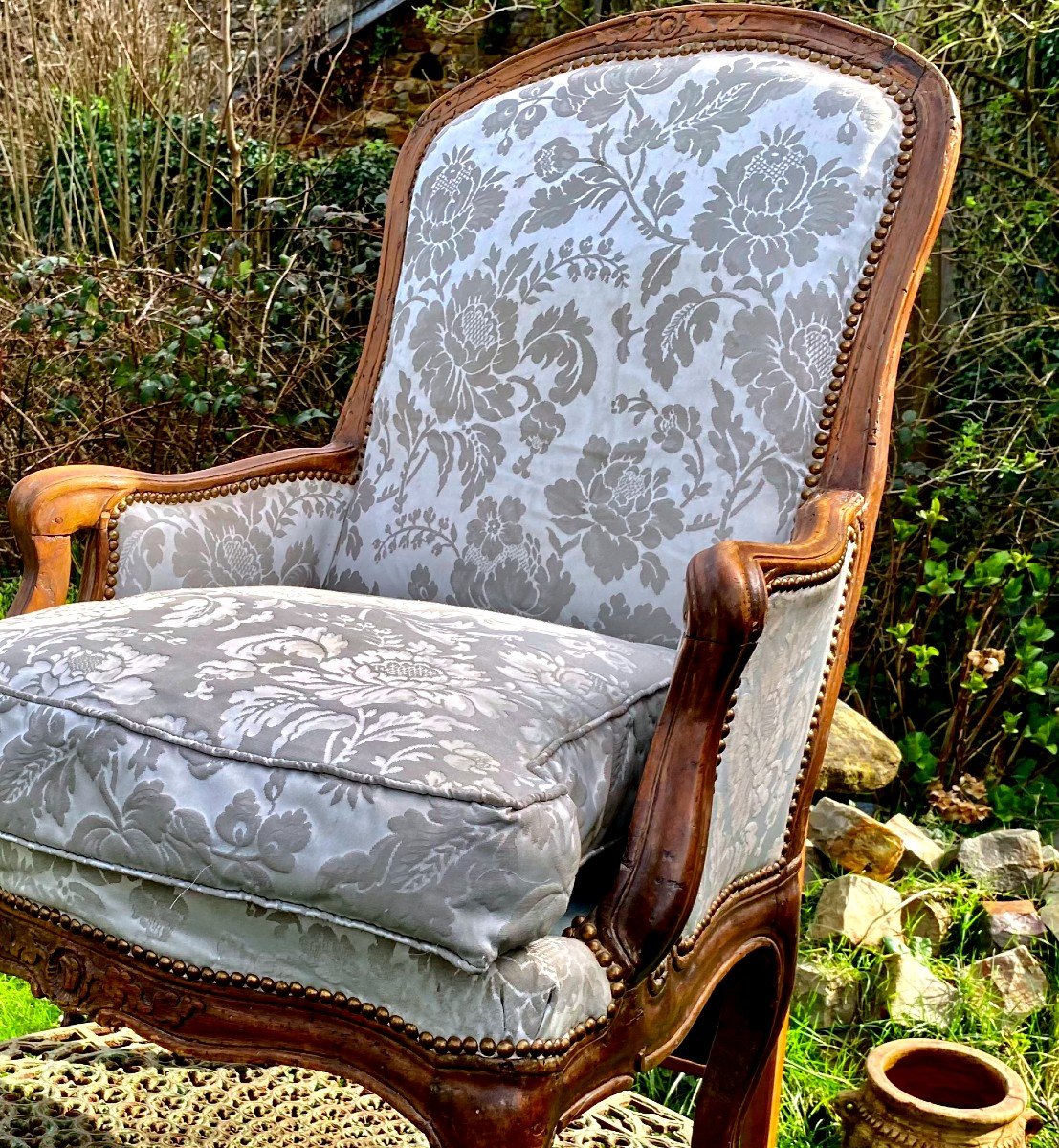 Fauteuil Bergère Gondole Moulurée Et Sculptée. Epoque Louis XV En Bois Naturel . XVIII E Siècle