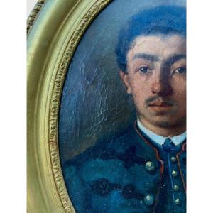 Portrait Ovale d'Un Jeune Militaire Dans Son Cadre En Bois Doré. Fin Du XIX E Siècle 