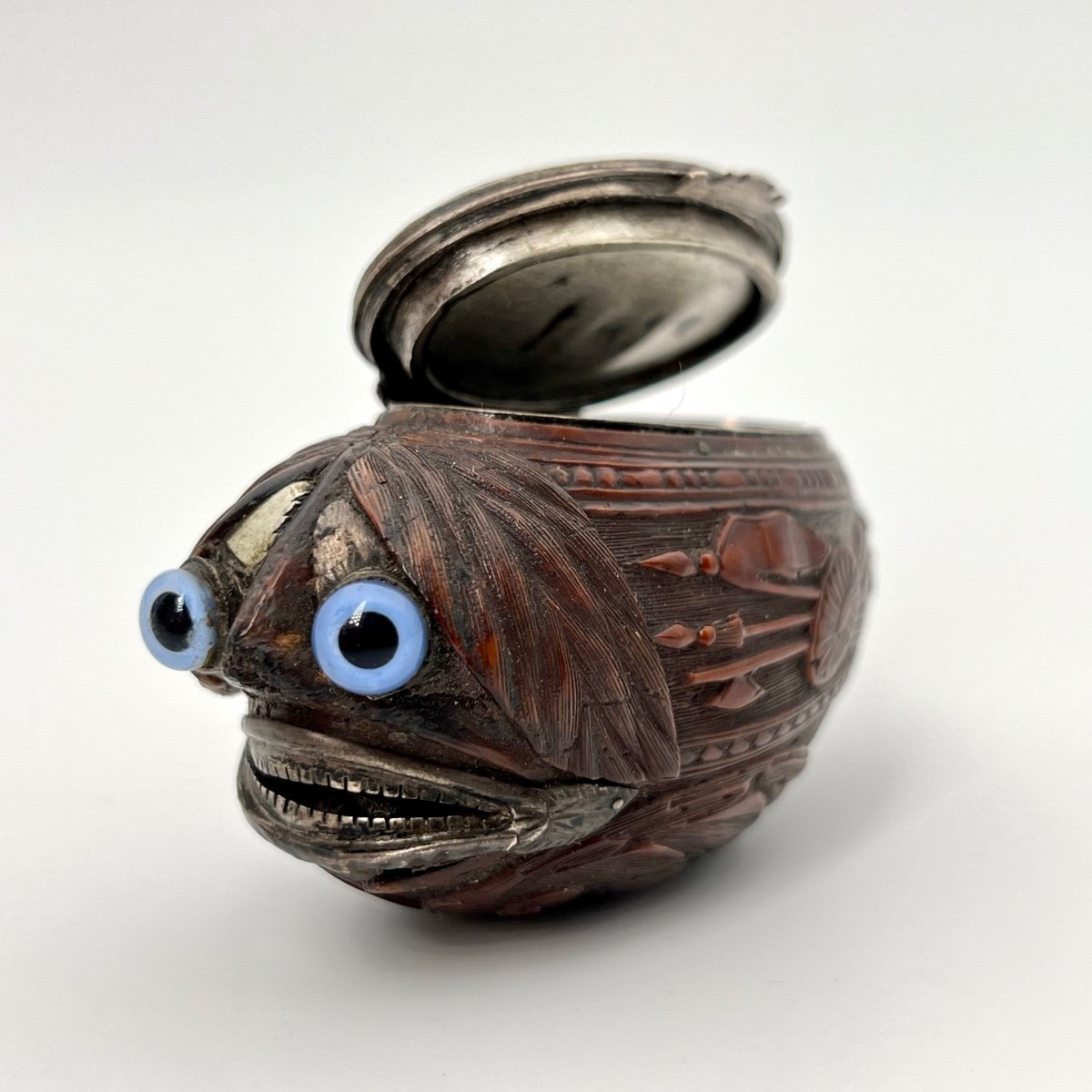 Chimerical Animal Snuff Box With Glass Eyes In Carved Boxwood 19th Century