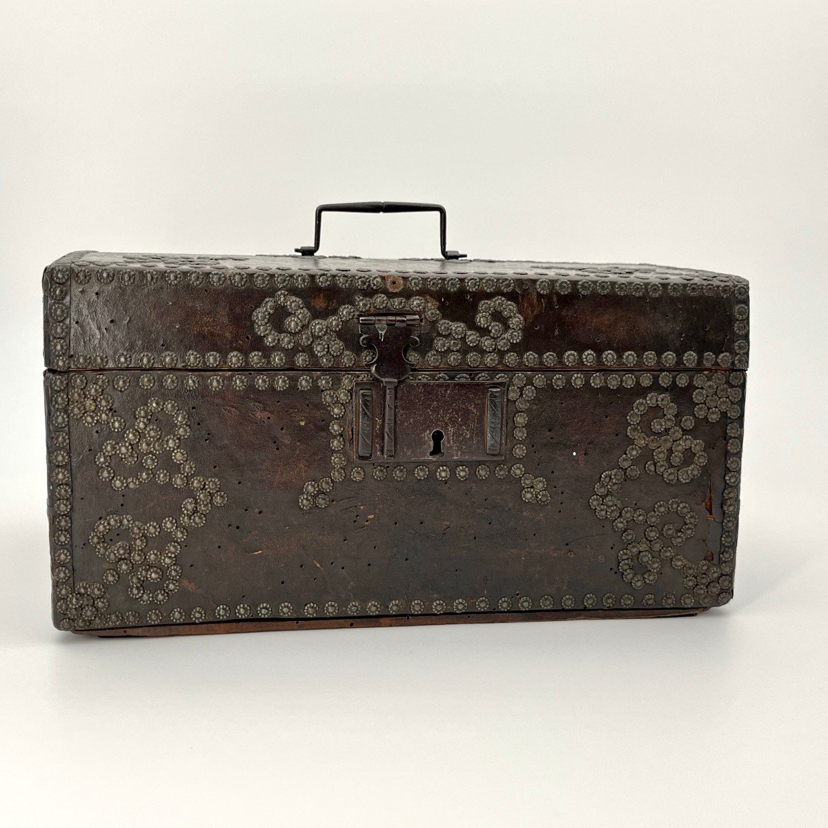 17th Century Box In Wood And Leather Decorated With Nails, Wrought Iron Handle And Lock 17th-photo-2