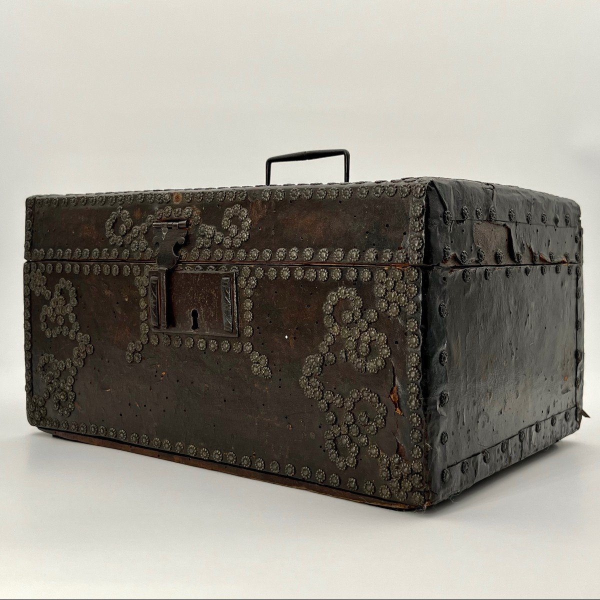 17th Century Box In Wood And Leather Decorated With Nails, Wrought Iron Handle And Lock 17th-photo-4