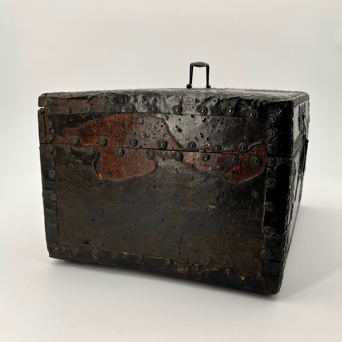 17th Century Box In Wood And Leather Decorated With Nails, Wrought Iron Handle And Lock 17th-photo-2