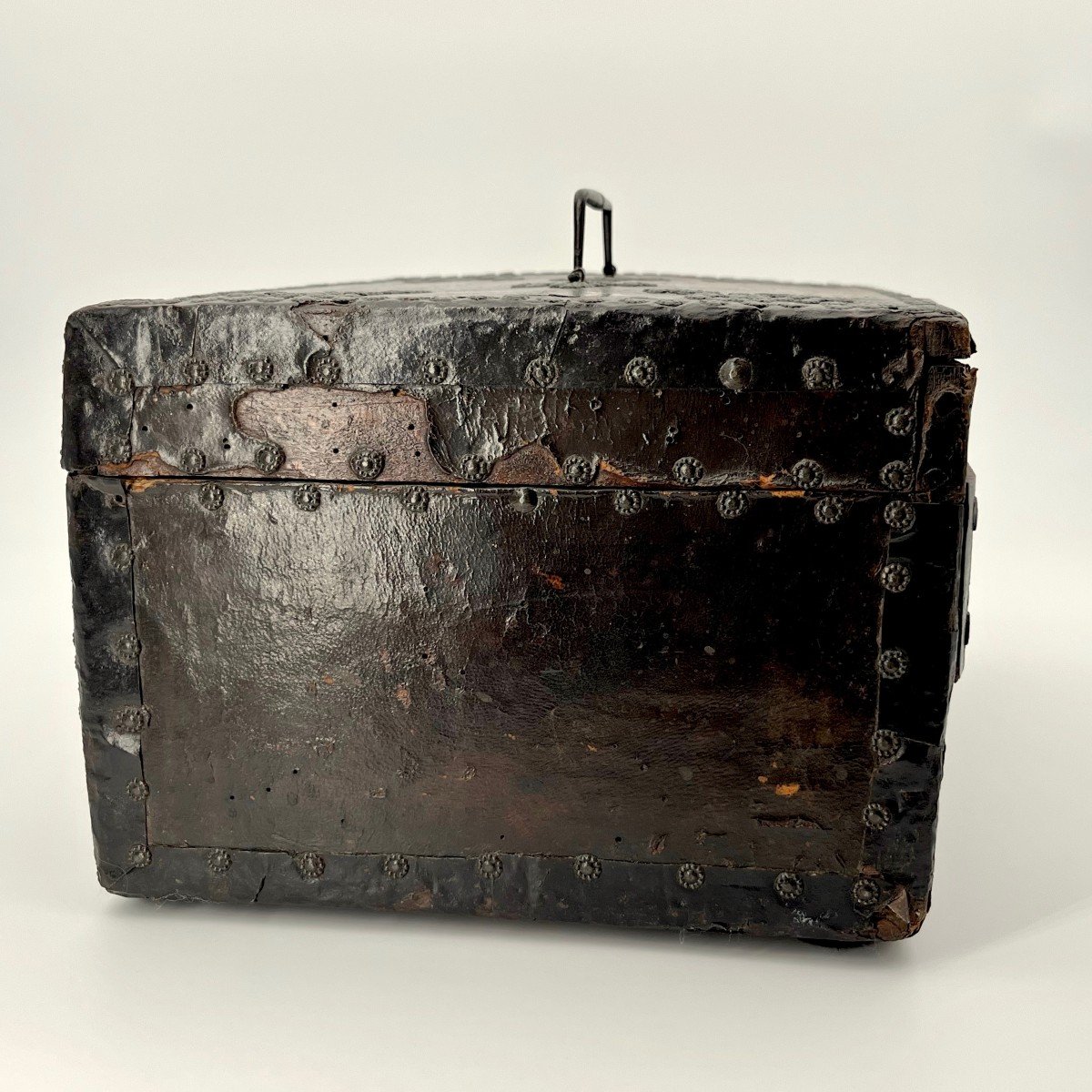 17th Century Box In Wood And Leather Decorated With Nails, Wrought Iron Handle And Lock 17th-photo-4