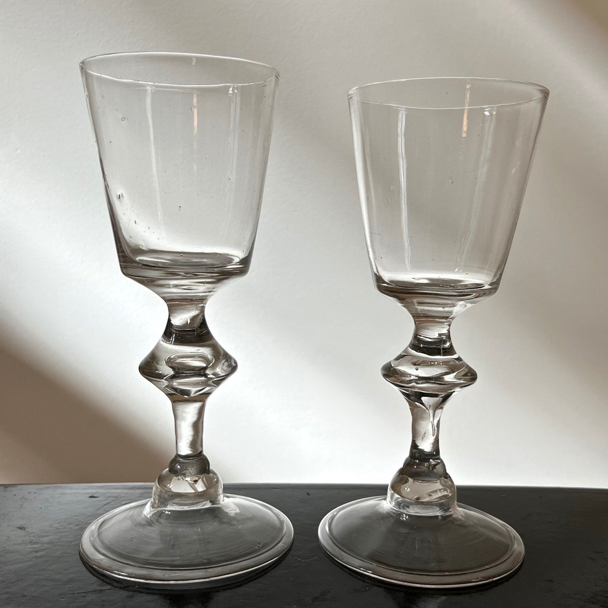 Deux grands verres bourguignons en verre soufflé du XVIIIe siècle 18e