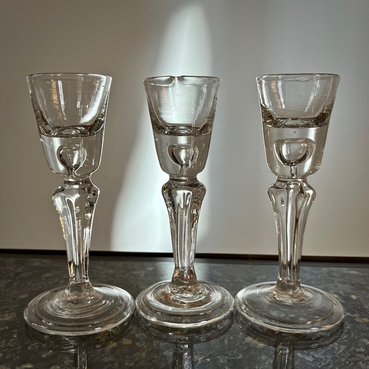 Trois petits verres à liqueur à jambe hexagonale en verre soufflé du XVIIIe siècle 18e-photo-2