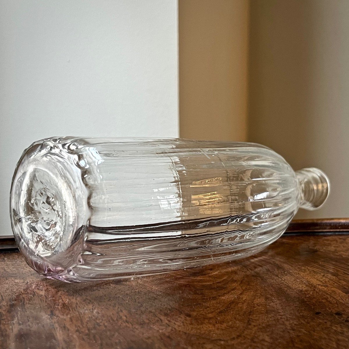 Petite bouteille en verre soufflé à côtes, fin XVIIIe ou début XIXe siècle -photo-4