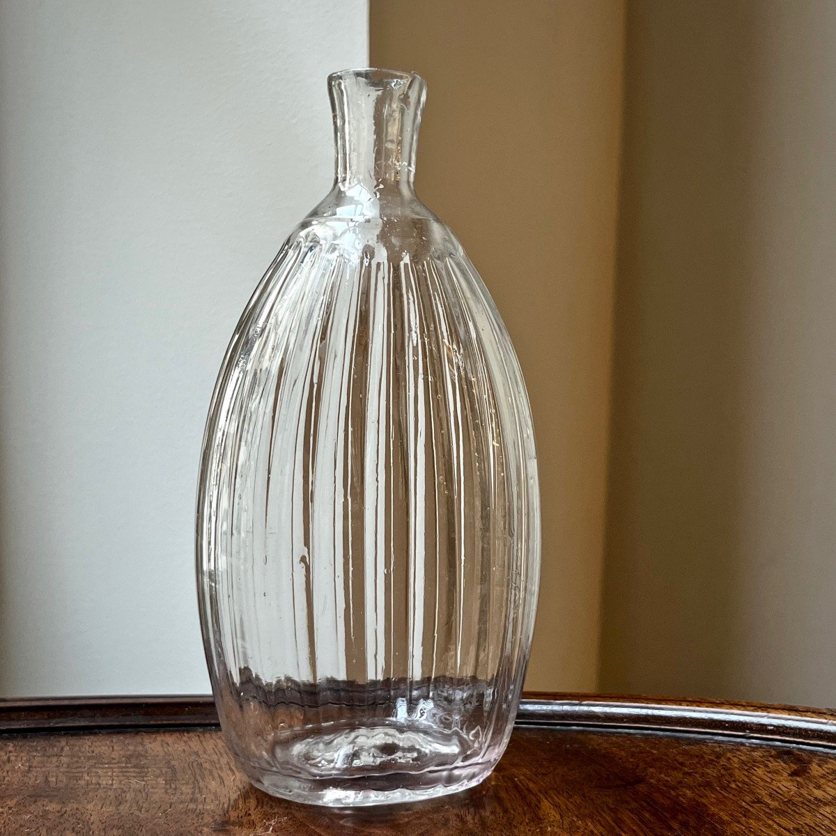 Petite bouteille en verre soufflé à côtes, fin XVIIIe ou début XIXe siècle 