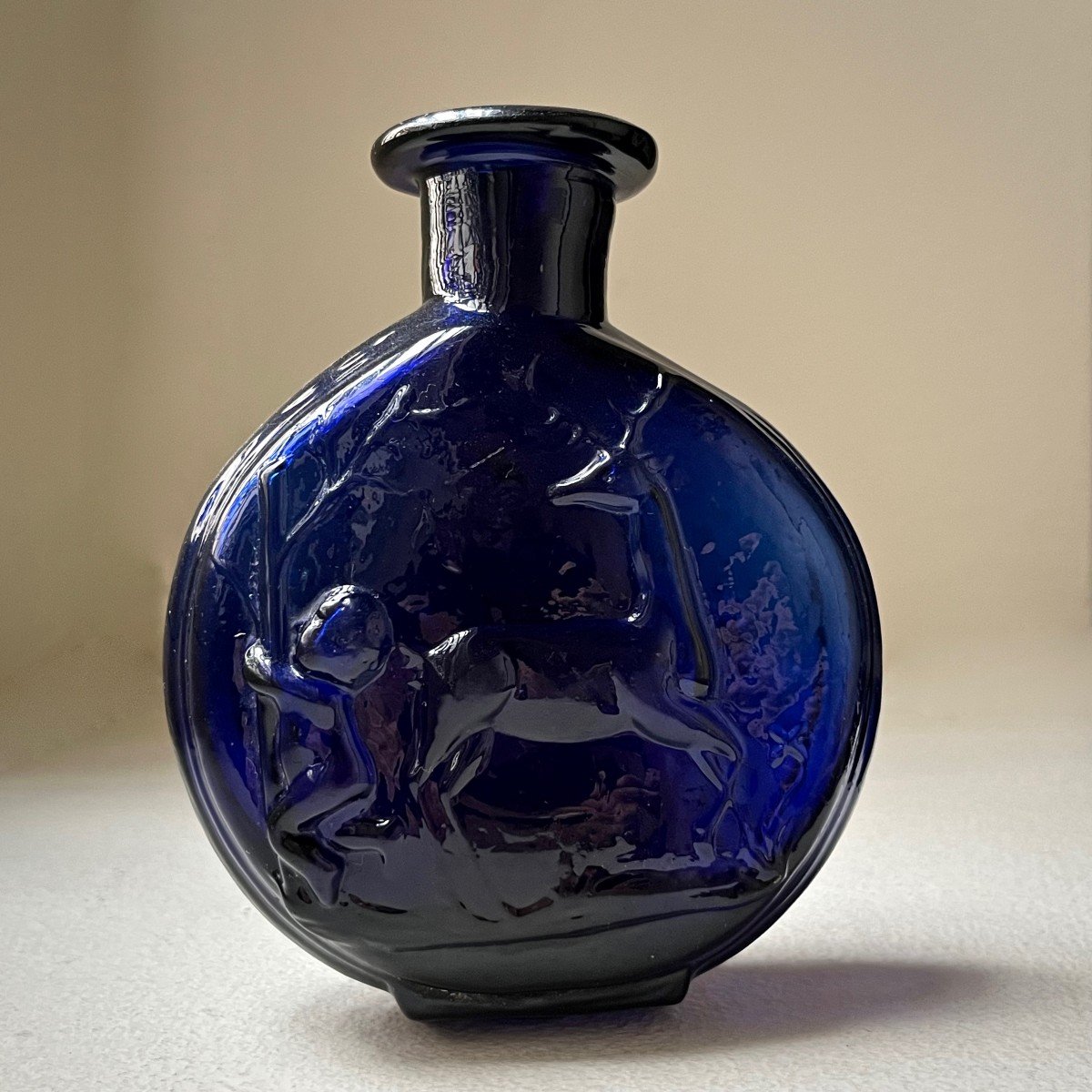 Small Hunting Bottle With Wild Boar's Head And Deer In Blue Glass 19th Century 19th-photo-2