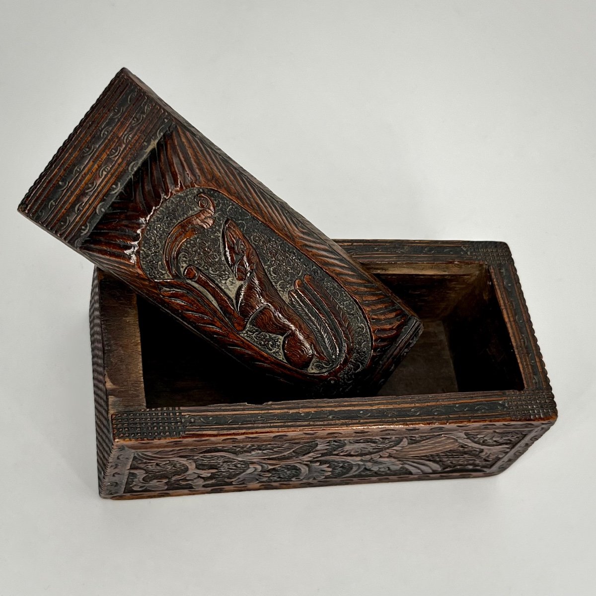 Small Box - Carved Wooden Box With A Dog And Scrolls Popular Art Eighteenth Nineteenth-photo-2