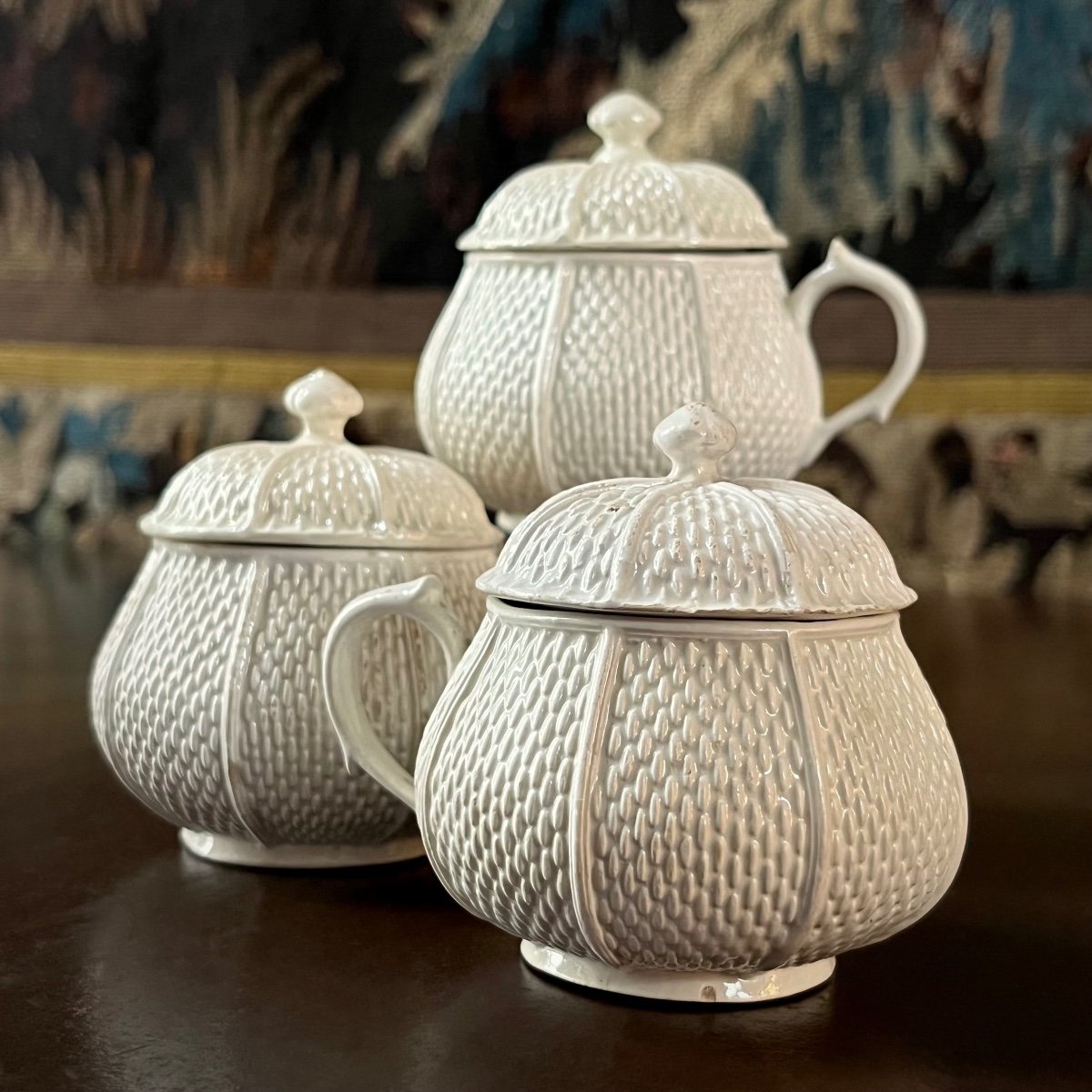 Trois pots à crème en faïence fine de Pont aux Choux Paris XVIIIe siècle motif grain de riz 18e