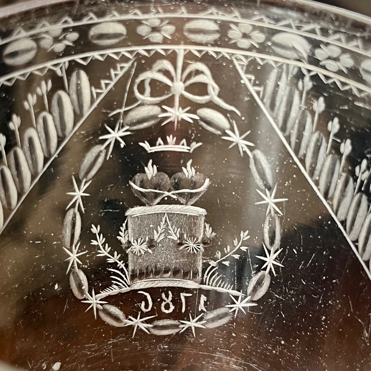 Gobelet en verre daté 1786 à décor gravé de coeurs ardents verre de mariage 18e siècle -photo-1
