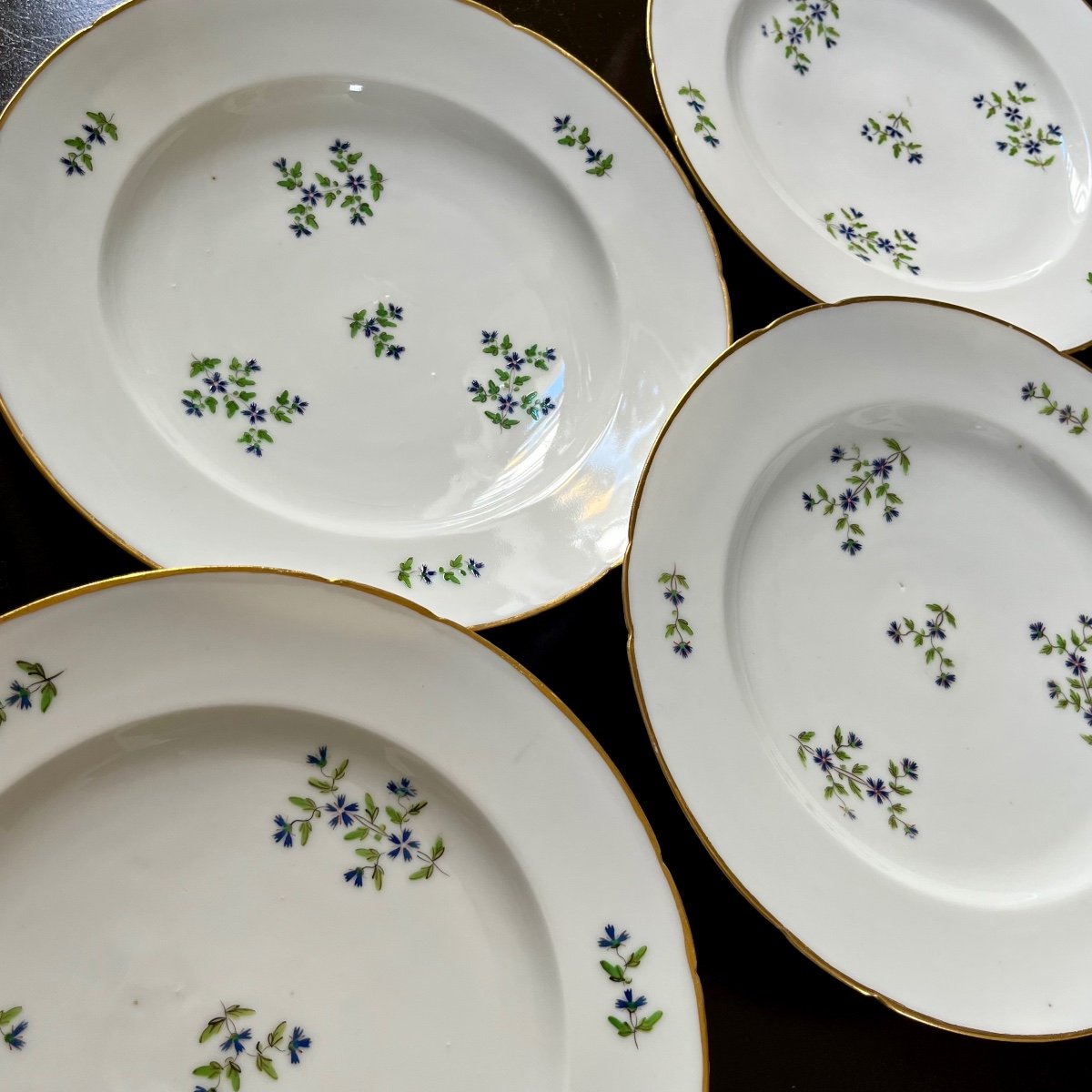 Cinq assiettes en porcelaine à décor aux barbeaux - Manufacture du Duc d'Angoulême XVIIIe 18e-photo-2