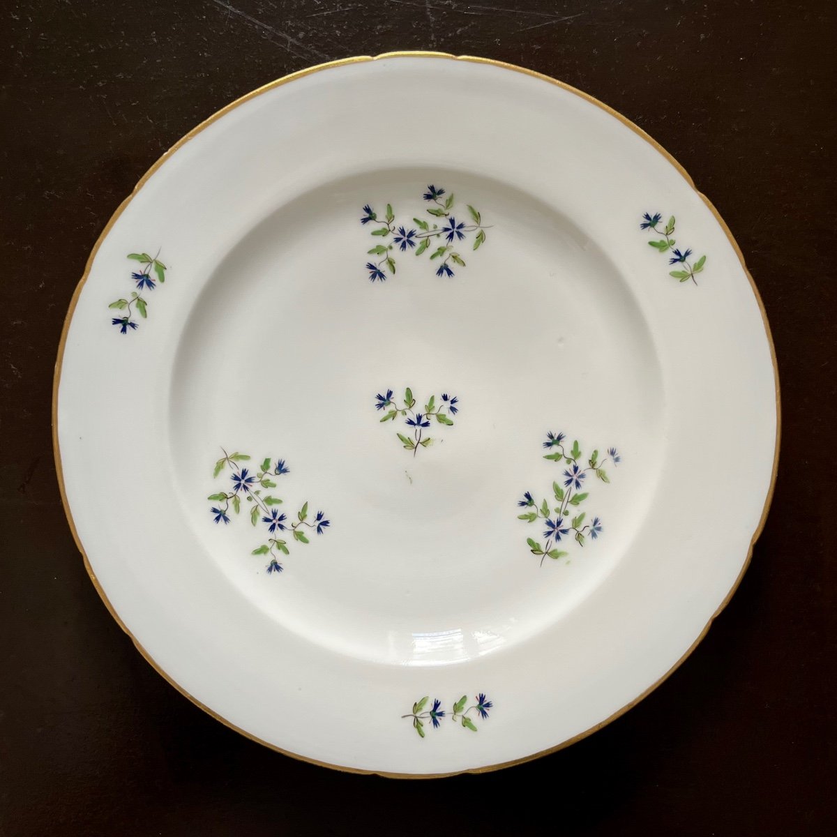 Cinq assiettes en porcelaine à décor aux barbeaux - Manufacture du Duc d'Angoulême XVIIIe 18e-photo-1