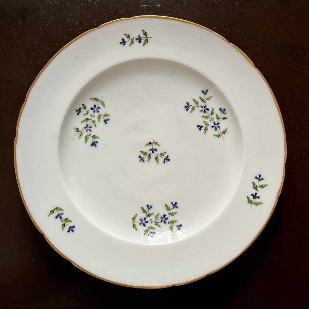 Cinq assiettes en porcelaine à décor aux barbeaux - Manufacture du Duc d'Angoulême XVIIIe 18e-photo-3