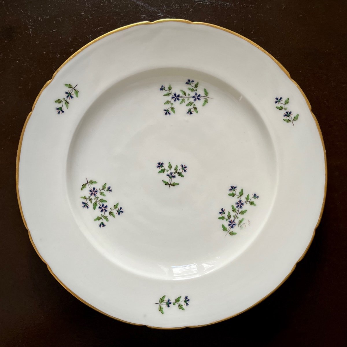 Cinq assiettes en porcelaine à décor aux barbeaux - Manufacture du Duc d'Angoulême XVIIIe 18e-photo-7