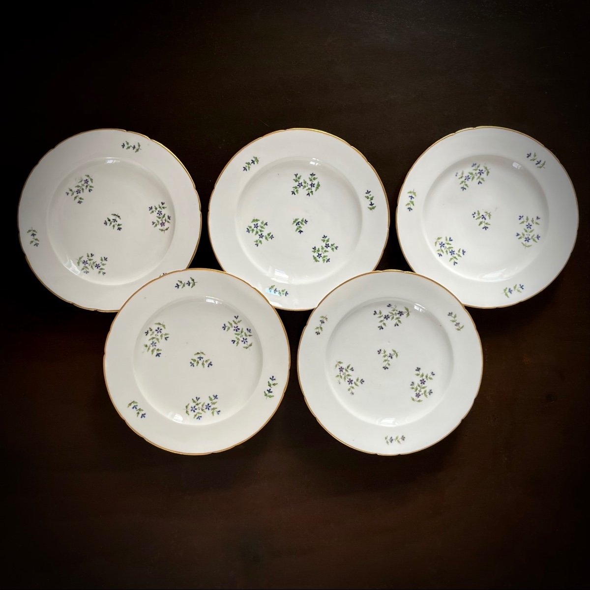 Cinq assiettes en porcelaine à décor aux barbeaux - Manufacture du Duc d'Angoulême XVIIIe 18e