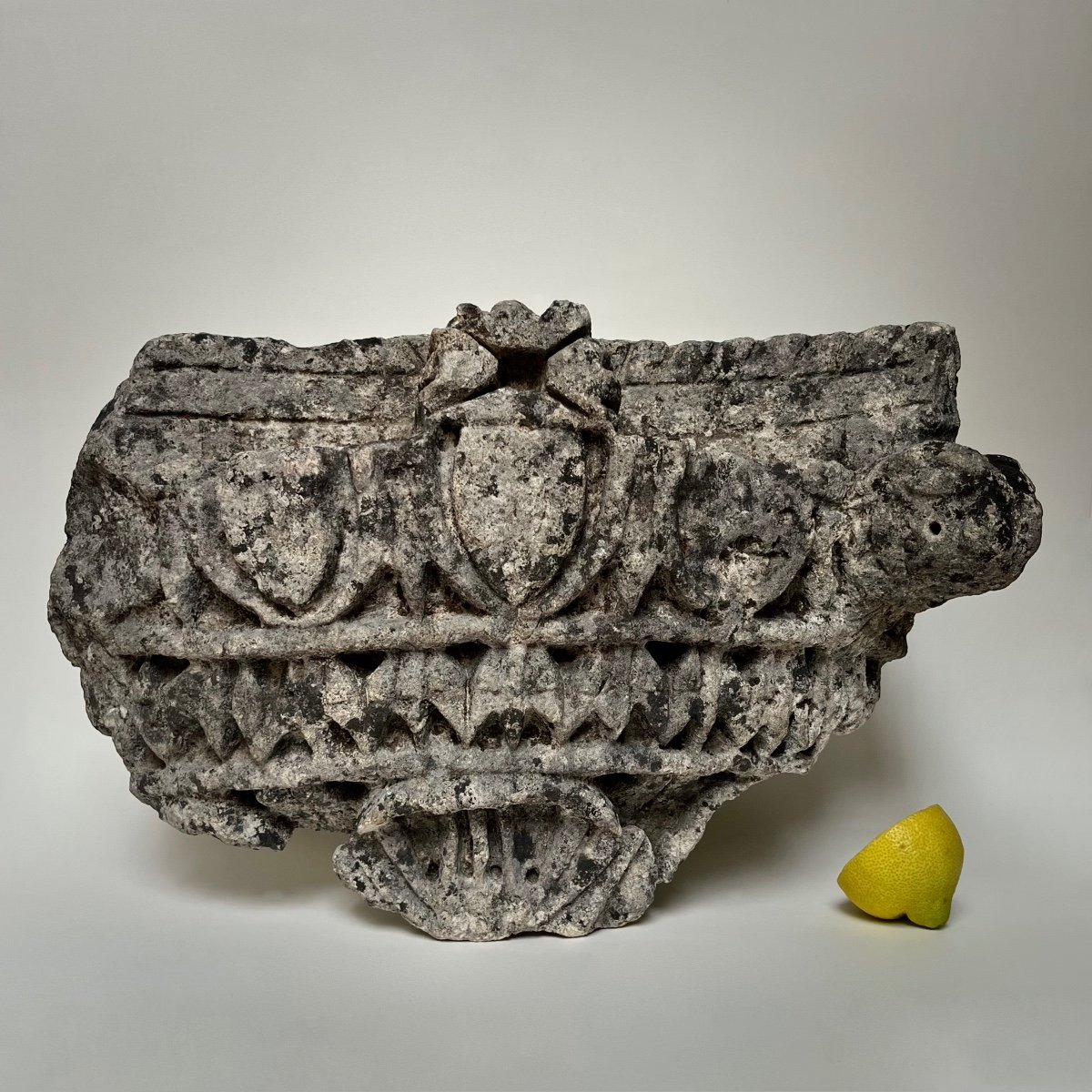 Fragment de chapiteau en pierre sculptée Haute Époque, vers le XVIe siècle