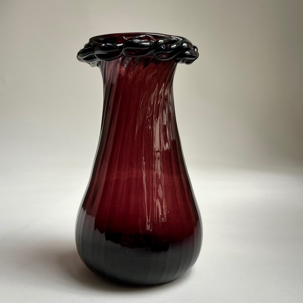 Vase XVIIIe en verre soufflé teinté manganèse, art populaire de Normandie 18e siècle violine -photo-4