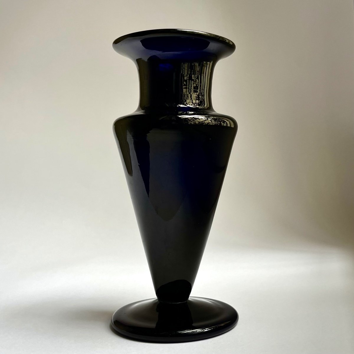 18th Century Cobalt Blue Tinted Blown Glass Vase From The Boyer Factory In Bordeaux 18th Century-photo-2