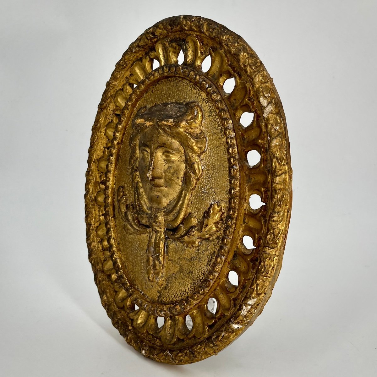 Oval Medallion In Gilded Wood From The 18th Century With Carved Decoration Of A Woman's Head In A Mascaron From The 18th Century -photo-2