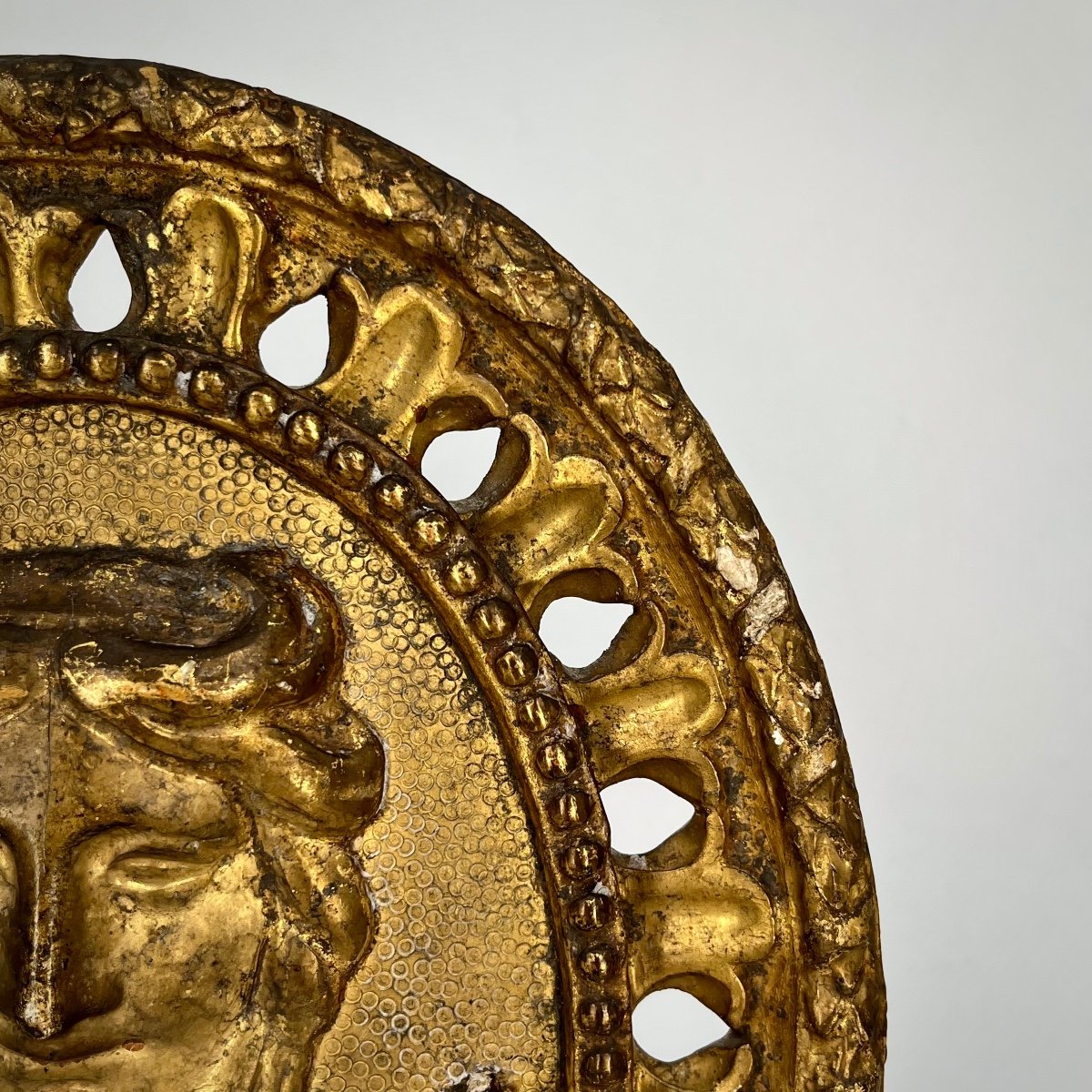 Oval Medallion In Gilded Wood From The 18th Century With Carved Decoration Of A Woman's Head In A Mascaron From The 18th Century -photo-3