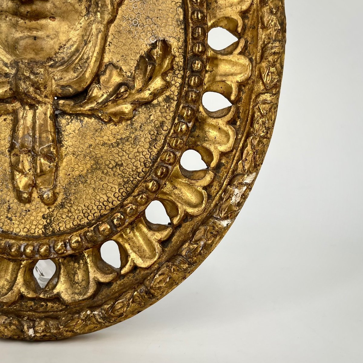 Oval Medallion In Gilded Wood From The 18th Century With Carved Decoration Of A Woman's Head In A Mascaron From The 18th Century -photo-4