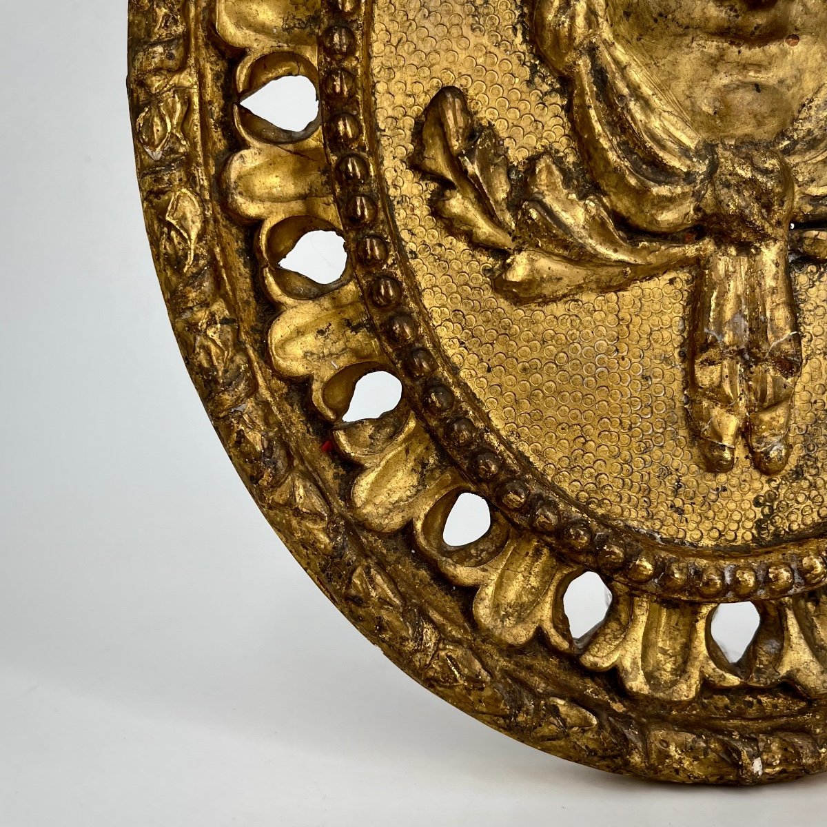 Oval Medallion In Gilded Wood From The 18th Century With Carved Decoration Of A Woman's Head In A Mascaron From The 18th Century -photo-1