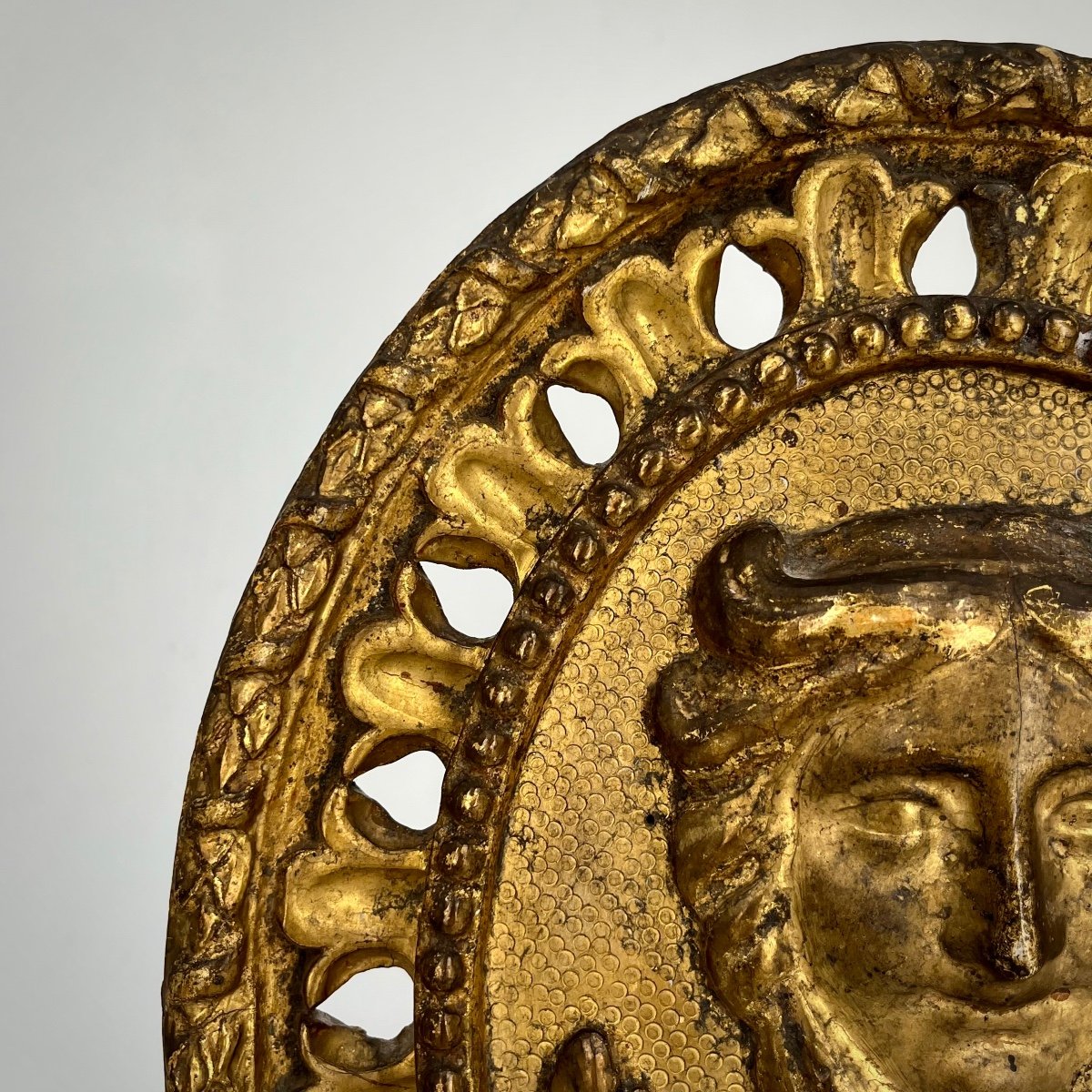 Oval Medallion In Gilded Wood From The 18th Century With Carved Decoration Of A Woman's Head In A Mascaron From The 18th Century -photo-2