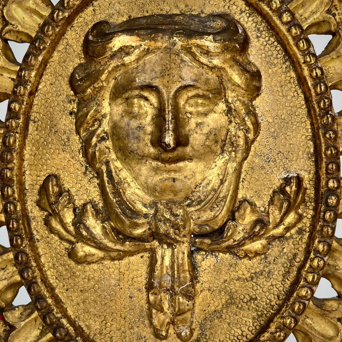 Oval Medallion In Gilded Wood From The 18th Century With Carved Decoration Of A Woman's Head In A Mascaron From The 18th Century -photo-3