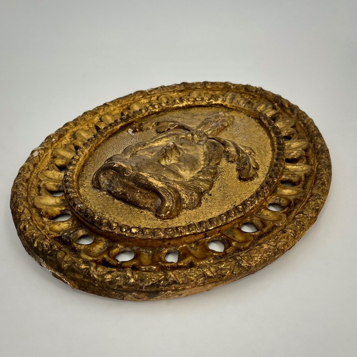 Oval Medallion In Gilded Wood From The 18th Century With Carved Decoration Of A Woman's Head In A Mascaron From The 18th Century -photo-5