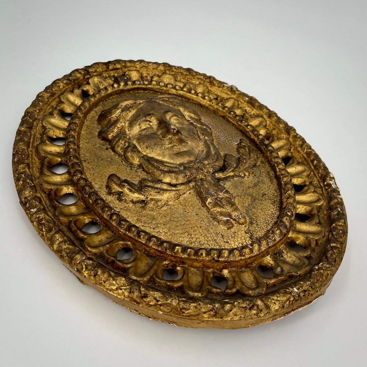 Oval Medallion In Gilded Wood From The 18th Century With Carved Decoration Of A Woman's Head In A Mascaron From The 18th Century -photo-7