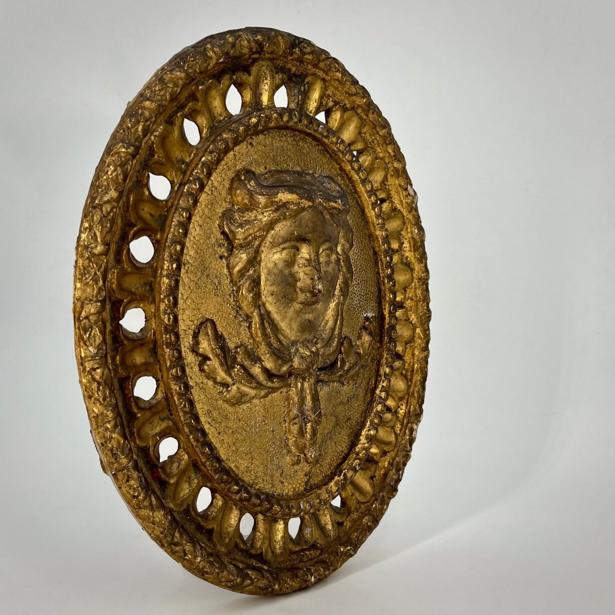 Oval Medallion In Gilded Wood From The 18th Century With Carved Decoration Of A Woman's Head In A Mascaron From The 18th Century -photo-8