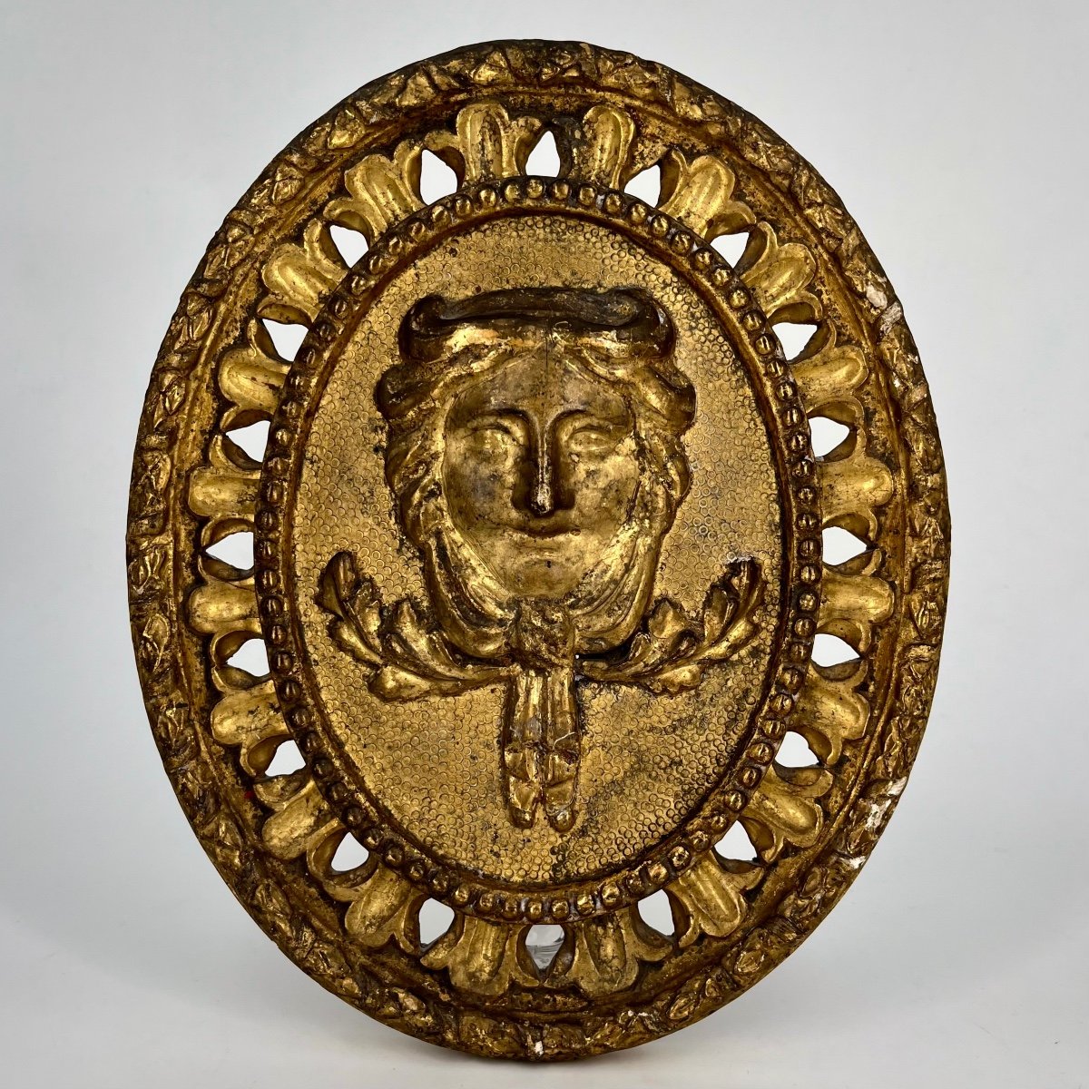 Oval Medallion In Gilded Wood From The 18th Century With Carved Decoration Of A Woman's Head In A Mascaron From The 18th Century 