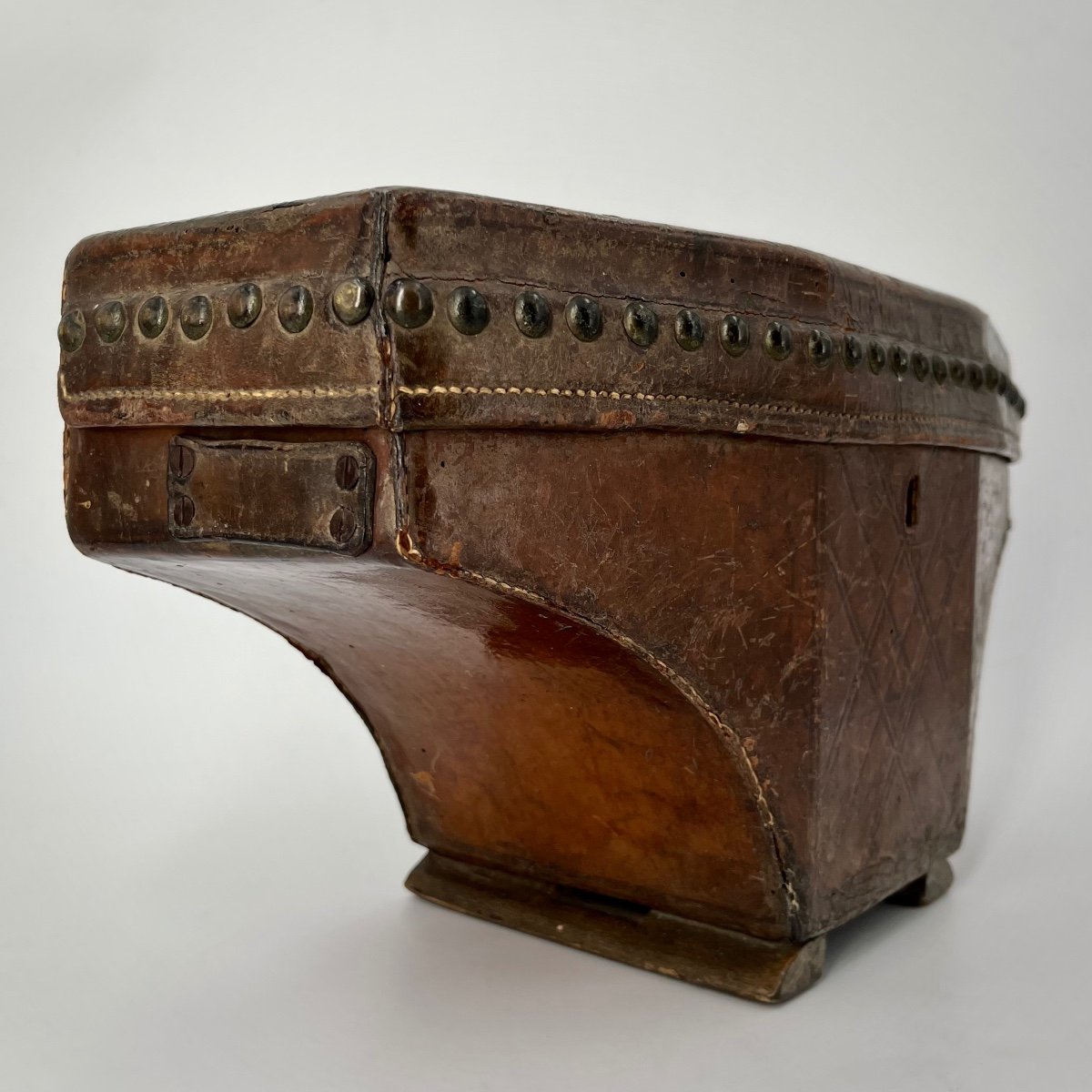 Curious Leather Box With Studs From The End Of The 18th Century - Beginning Of The 19th Century, 18th Century Chest, 19th Century Case-photo-2