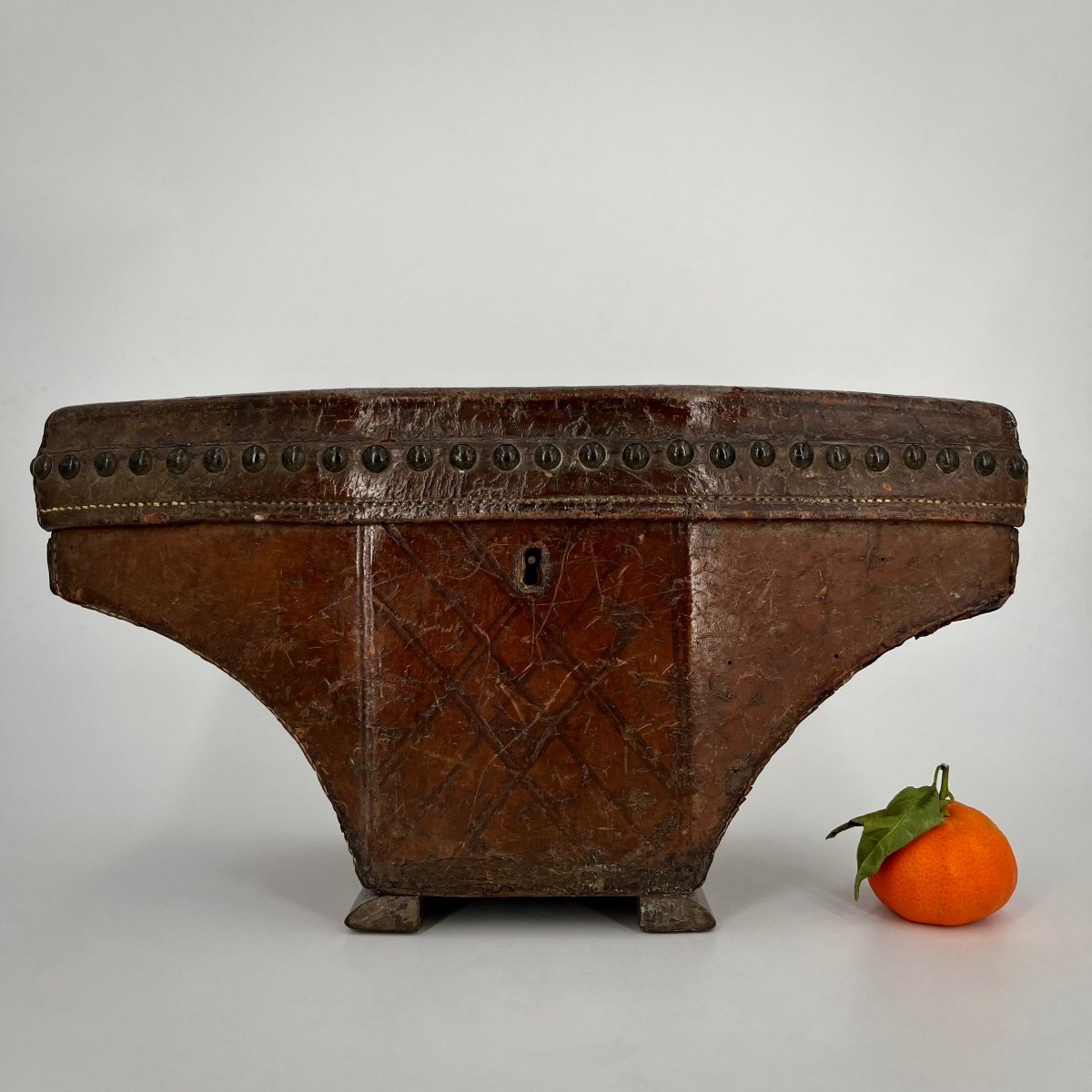 Curious Leather Box With Studs From The End Of The 18th Century - Beginning Of The 19th Century, 18th Century Chest, 19th Century Case-photo-1