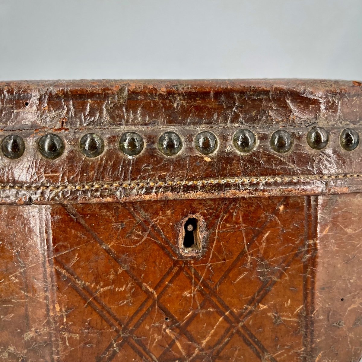 Curious Leather Box With Studs From The End Of The 18th Century - Beginning Of The 19th Century, 18th Century Chest, 19th Century Case-photo-2