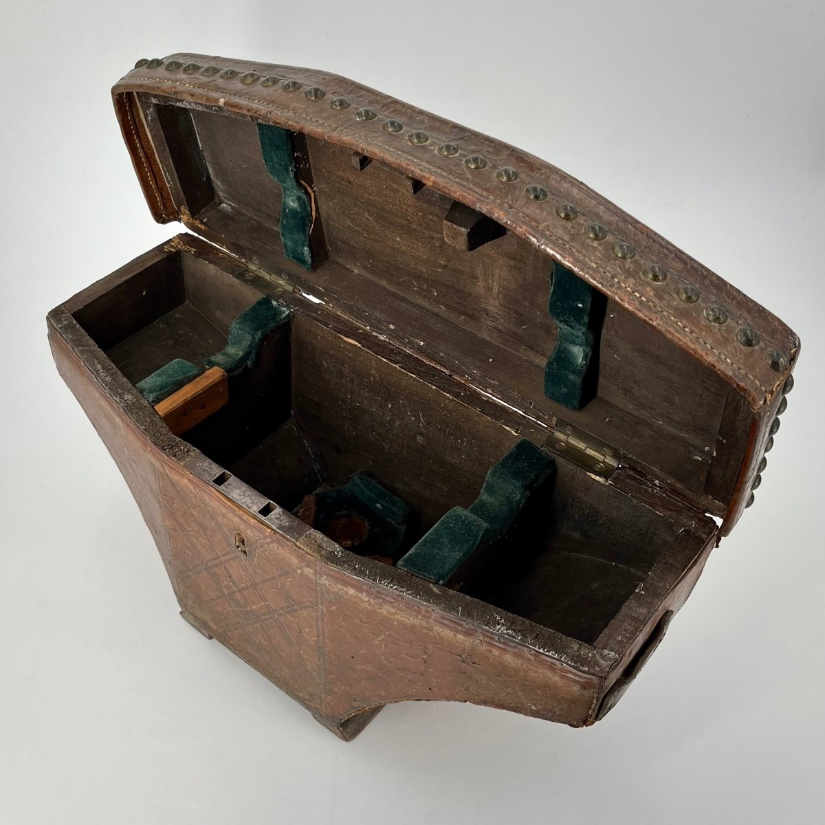 Curious Leather Box With Studs From The End Of The 18th Century - Beginning Of The 19th Century, 18th Century Chest, 19th Century Case-photo-3