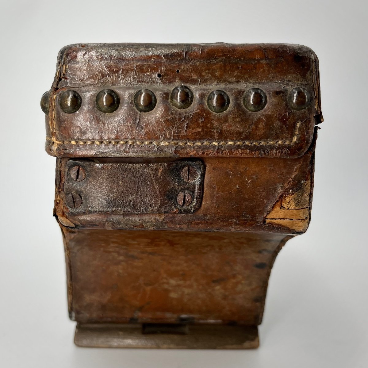 Curious Leather Box With Studs From The End Of The 18th Century - Beginning Of The 19th Century, 18th Century Chest, 19th Century Case-photo-5