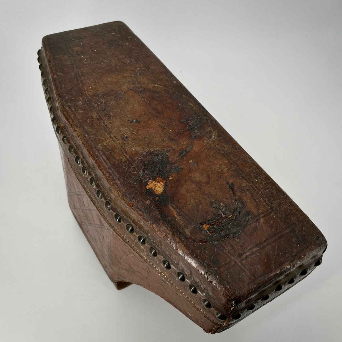 Curious Leather Box With Studs From The End Of The 18th Century - Beginning Of The 19th Century, 18th Century Chest, 19th Century Case-photo-6